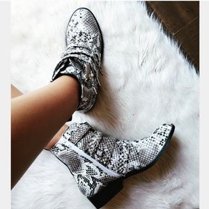 Qupid Vegan “Rory” Black & White Bootie NWT sz10